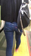 【For butt fetishes】Woman walking while showing off her beautiful butt in tight denim